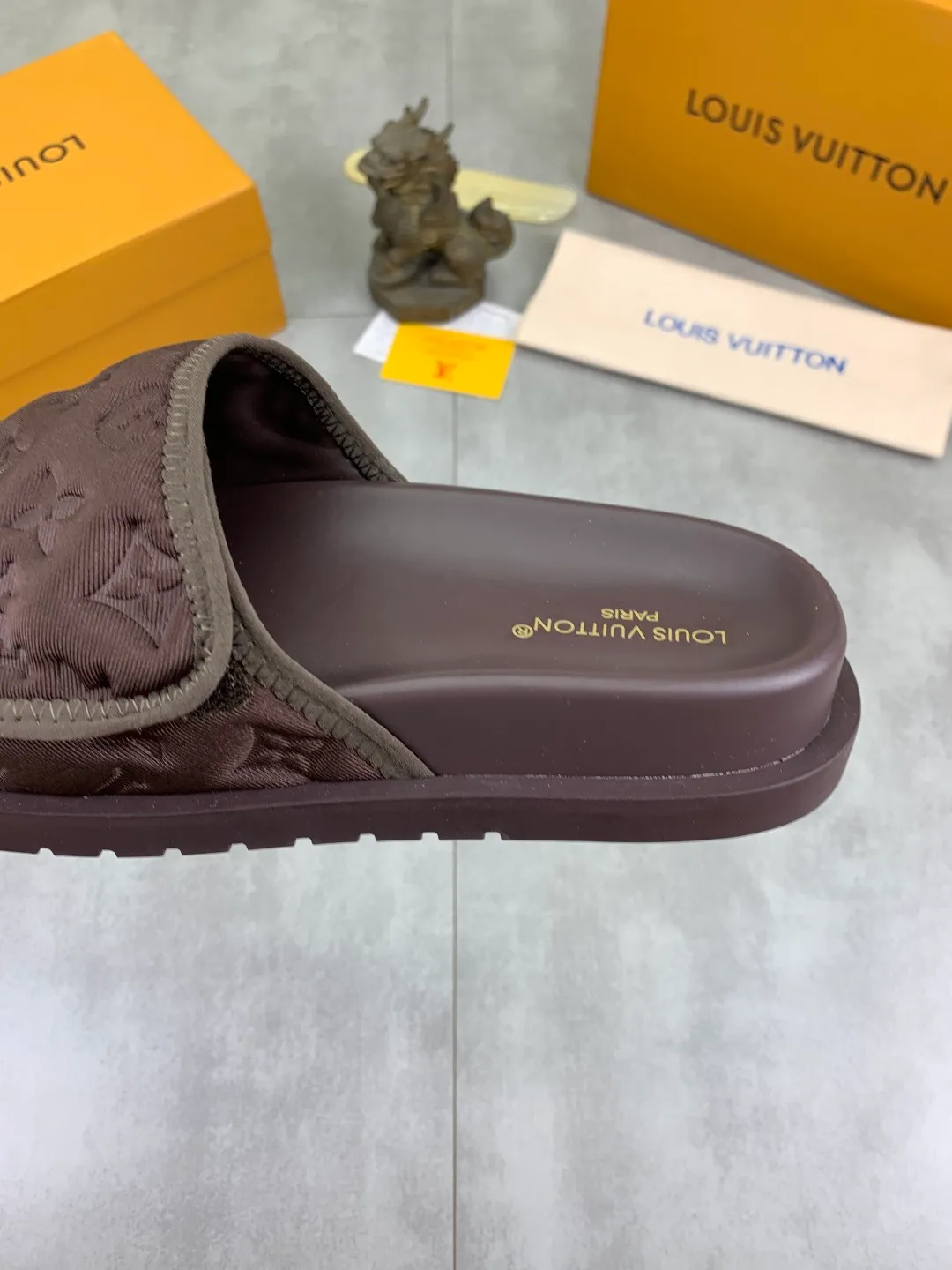 Men's shoes 💰P320 💰[New style]🆘 Original quality [LOUIS VUITTON] The popular Louis Vuitton LV men's slippers on the official website are on sale simultaneously! Original fabric imported from Italy, original factory special supply, code number: 38-44 (45 customized), many colors available